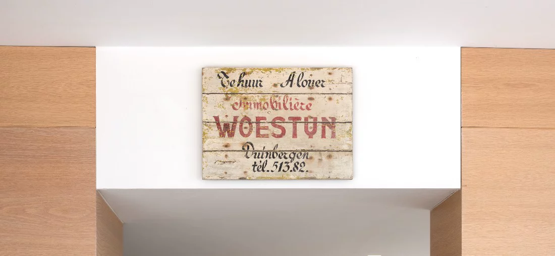 Het oude uithangbord van Immobilière Woestyn in Duinbergen